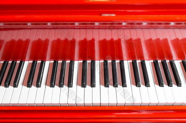 酿酒的<strong>红色</strong>的<strong>古典</strong>的宏大的钢琴.黑的和白色的调.键盘