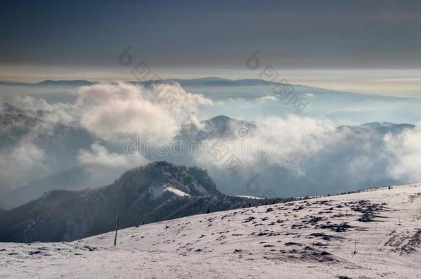 雪原和指示牌采用维尔卡法特拉脊在上面蓝色薄雾