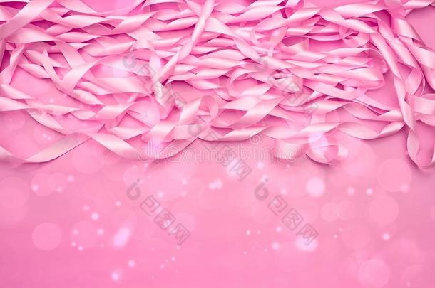 一卷关于装饰的缎带关于粉红色的颜色.