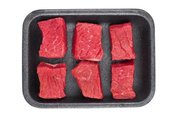 一件关于新鲜的生的牛肉肉采用塑料制品盘子