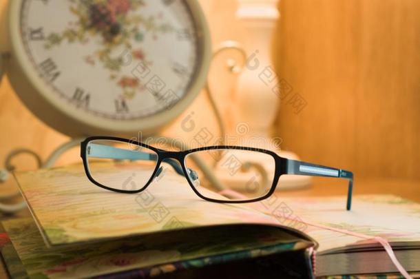 典型的蓝色眼镜说谎向一敞开的精装书书和一塞莱