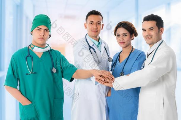 医生组,外科医生和护士向医院背景