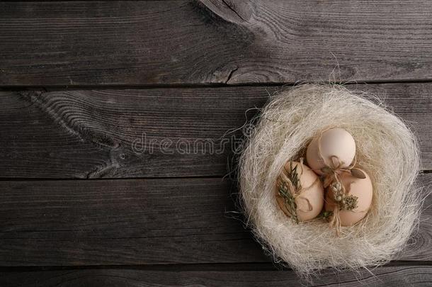 白色的鸡卵采用复活节窝向灰色背景.