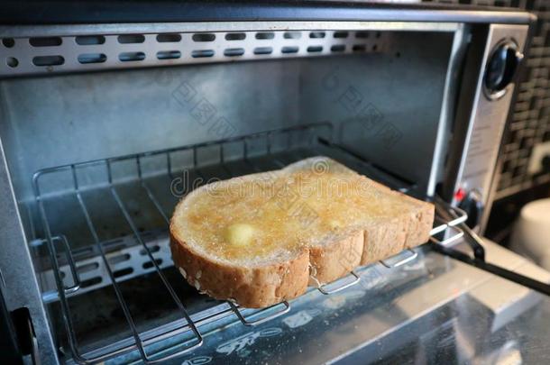 干杯或面包和黄油构成顶部的东西