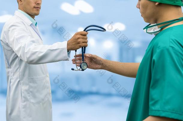 医生礼物听诊器向外科医生介绍