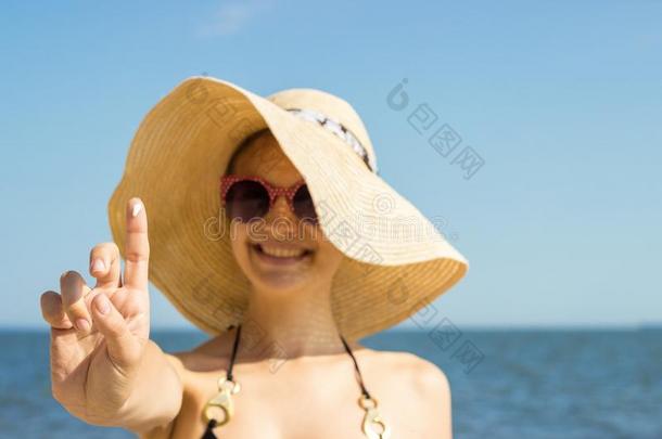 晒黑洗液女人应用遮光剂太阳的乳霜.美丽的int.哈