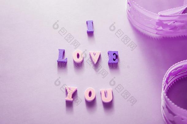 我爱你字体和一带向紫色的b一ckground.V一lenti
