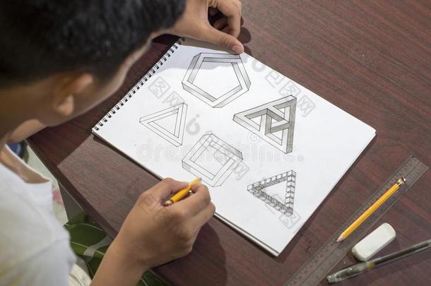 亚洲人男孩学问和开业的向绘画3英语字母表中的第四个字母情况向绘画i英语字母表的第14个字母g英语字母表的第14个字母