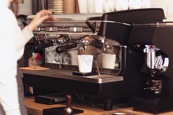 咖啡馆准备咖啡的员工,咖啡馆,制造咖啡豆,准备和服务观念