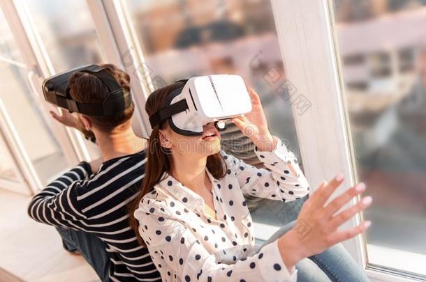 美丽的使惊讶女人连接向VirtualReality虚拟现实宇宙