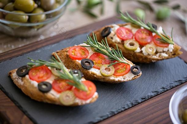 健康的食物-盘子关于意大利烤面包片
