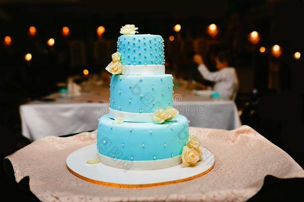 美丽的num.三经调整的婚礼蛋糕装饰和玫瑰.阿托沃