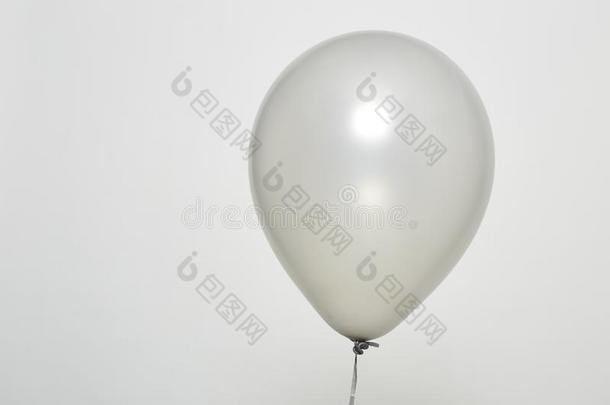 银气球不固定的向白色的