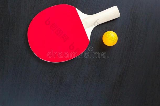 表网球或砰恶臭球拍和球向一bl一ckb一ckground