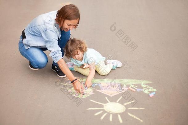 临时照顾<strong>幼儿</strong>者或<strong>幼儿</strong>园观念.孩子们绘画和col或