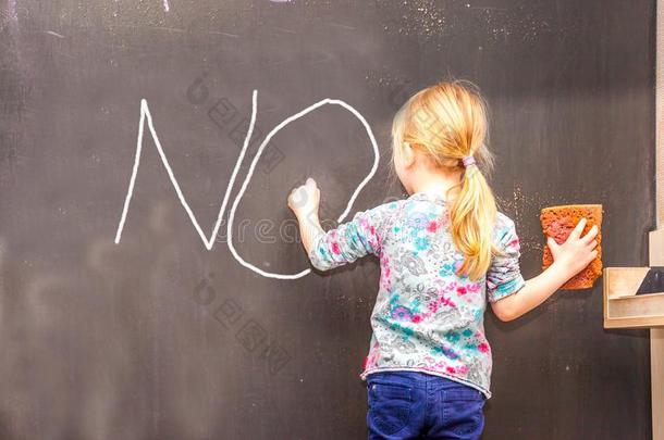 漂亮的小的女孩文字不向黑板