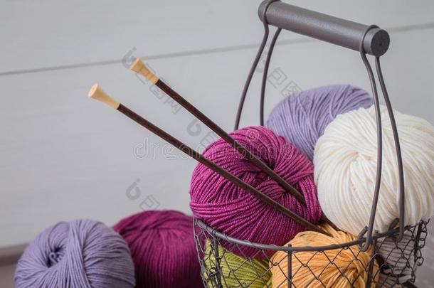 富有色彩的春季羊毛纱采用一铁器篮和木制的knitt采用g