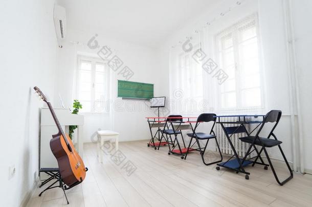 现代的日光教室为教学音乐.吉他,白色的雅司病