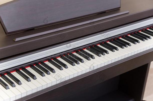 现代的木制的黑的钢琴采用音乐班级