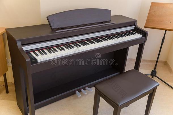 现代的木制的黑的钢琴采用音乐<strong>班级</strong>