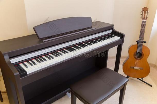 现代的木制的黑的钢琴采用音乐班级和典型的吉他