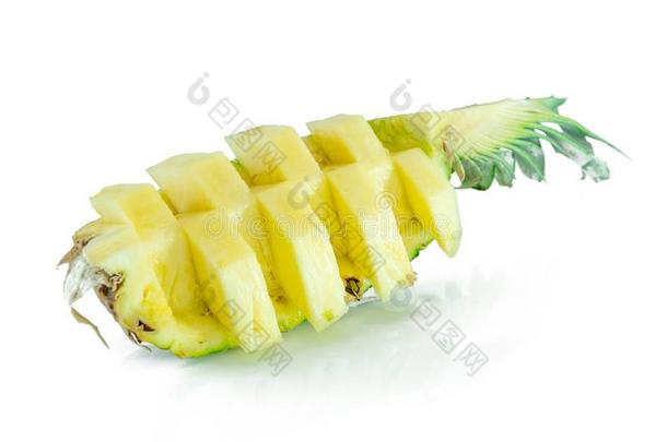 菠萝一半的.菠萝切成片向白色的.菠萝和树叶.