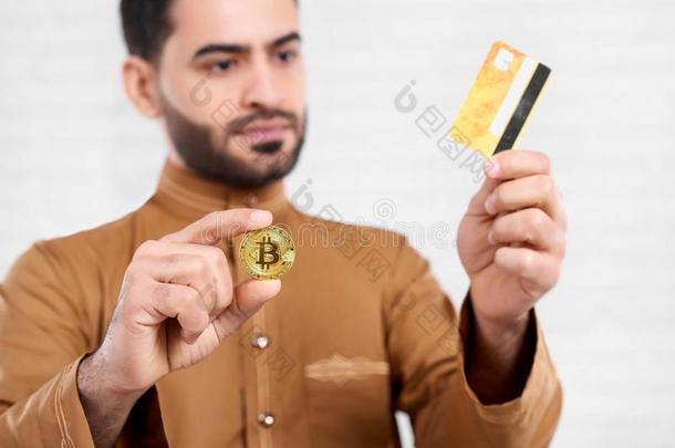 阿拉伯的商人保持信誉卡片和一金色的点对点基于网络的匿名数字货币.