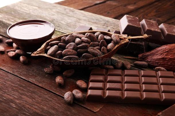 熔化的巧克力或融化巧克力和巧克力旋转.垛