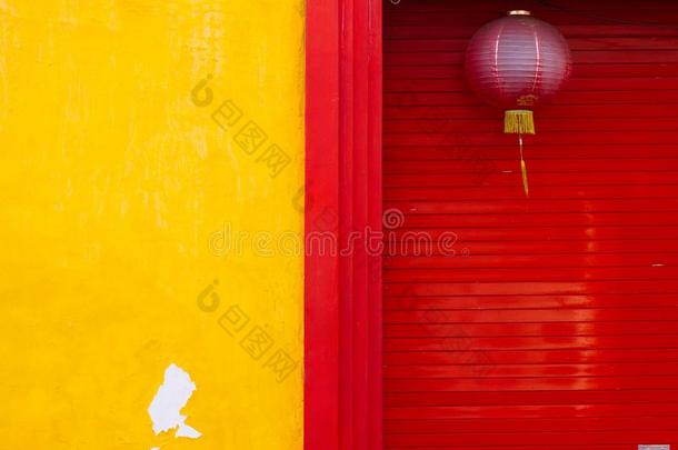 黄色的墙和红色的门
