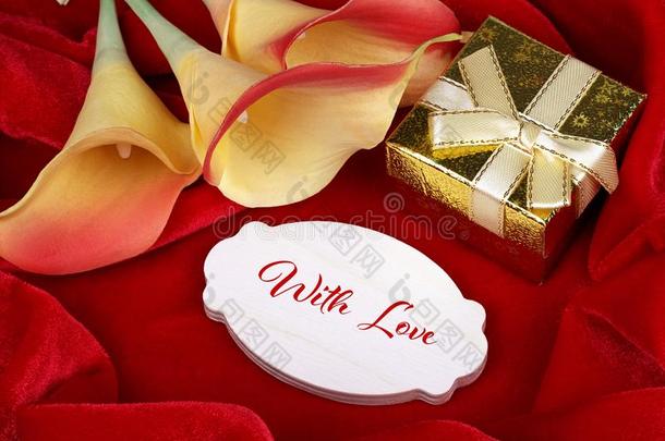 情人一天招呼卡片和金色的赠品盒callalilies马蹄莲和允许