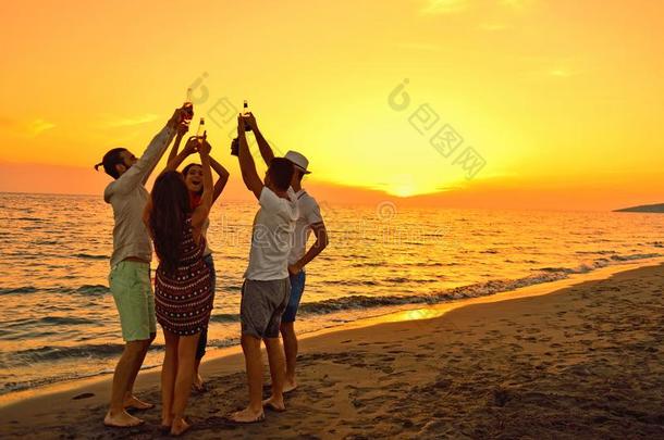 人庆祝海滩社交聚会夏假日假期观念