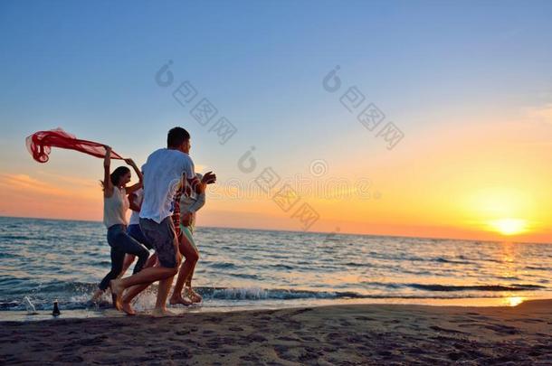 人庆祝海滩社交聚会夏假日假期观念
