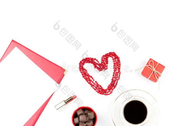 咖啡豆杯子,糖果,口红,心形状和礼品盒向白色的英语字母表的第2个字母