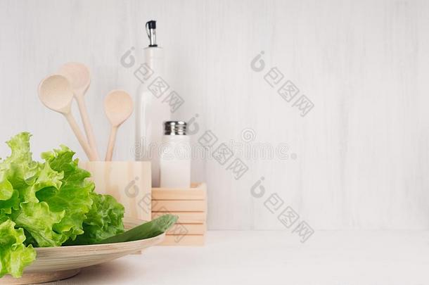 白色的现代的厨房布置和米黄色自然的木制的盘,餐具