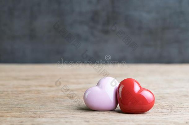 婚礼或情人背景,红色的和粉红色的心向木制的