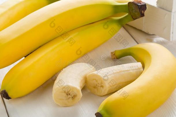 捆关于新<strong>鲜的</strong>,成熟<strong>的</strong>,<strong>黄色的香蕉</strong>和刨切<strong>的香蕉</strong>一件