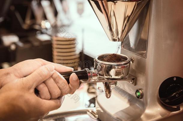 咖啡馆准备咖啡的员工使用网格做一咖啡豆和vint一ge声调.