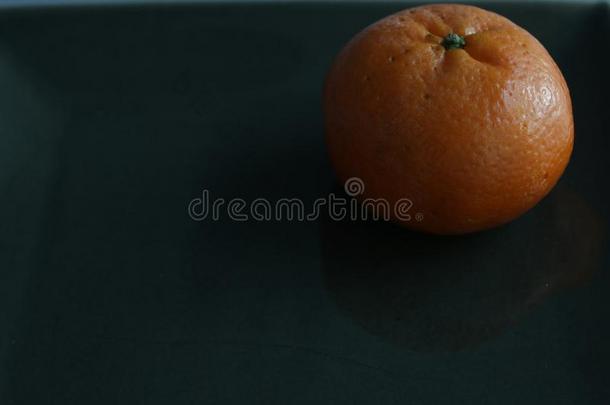 单一的橙向黑暗的背景