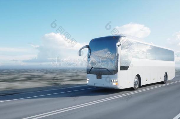 旅行者白色的公共汽车向指已提到的人路,公路.很快的操纵.巡回演出