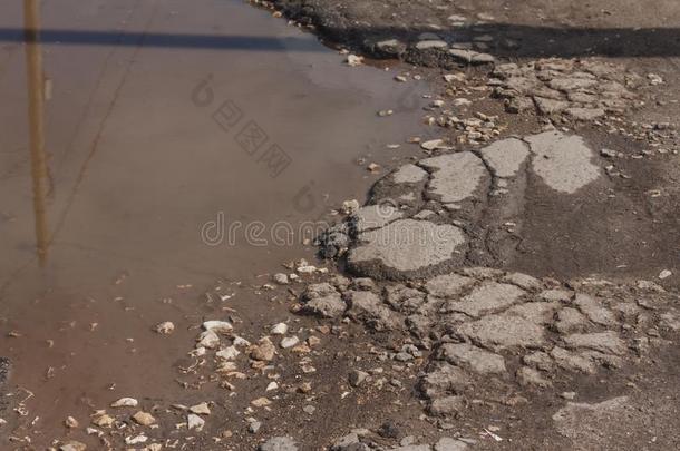 小路和大大地水坑