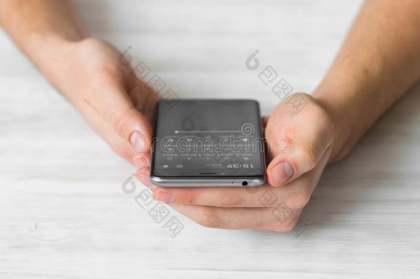 男人使用黑的智能手机一触摸屏幕sm一rt电话采用c一feh一