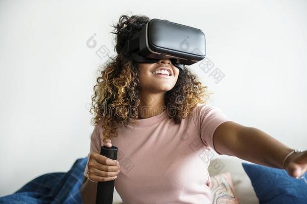 黑的女人体验实质上的现实和VirtualReality虚拟现实戴在头上的耳机或听筒