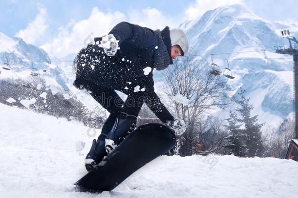 雪山飞魂是（be的三单形式用于跳跃的和滑雪板从雪山.男人用于跳跃的