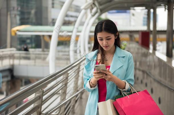 旅行者女人浏览互联网从智能手机