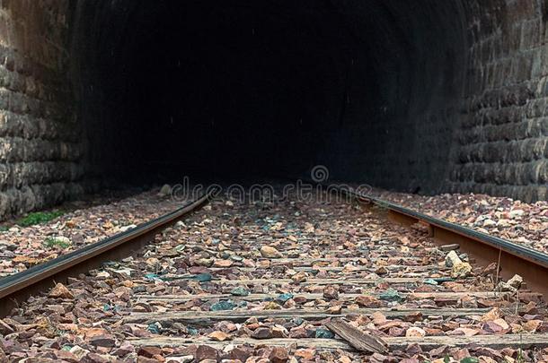 火车小路和一隧道