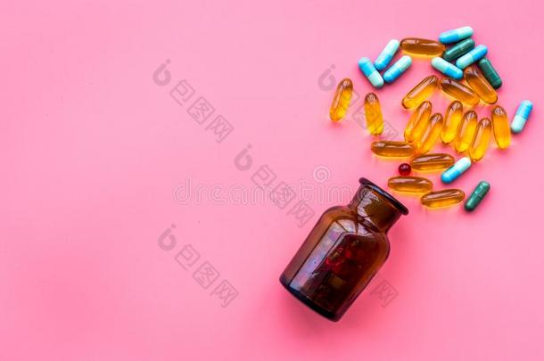 颜色蓝色和黄色的药丸泄漏出局关于一药丸瓶子向钉