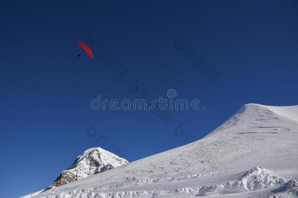 翼伞飞行器流畅的越过雪-c越过ed山范围采用Jungfrauj