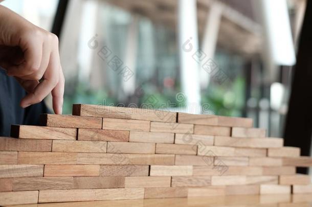 手指攀登的楼梯使在旁边木材块.手步行在上面步