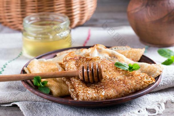 俄国的传统的烙饼和酵母和蜂蜜