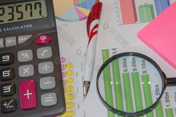 制图学计算器,放大镜和笔.分析财政的资料